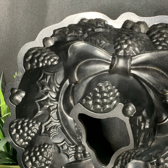 NWOT Nordic Ware Holiday Wreath Bundt pan - Picture 7 of 10